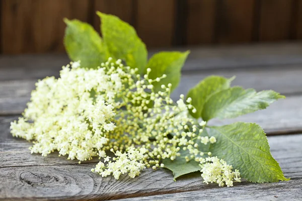 Пакет Белых Eelderflowers Старом Деревенском Столе — стоковое фото