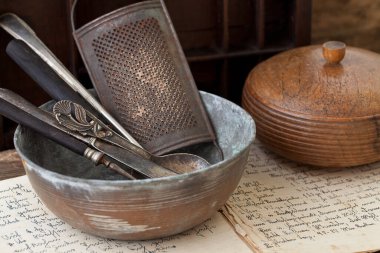 Nostaljik mutfak eski mutfak aletleri ve büyük büyükannemden bana miras kalan el yazısıyla yazılmış yemek tarifi kitabıyla dolu.