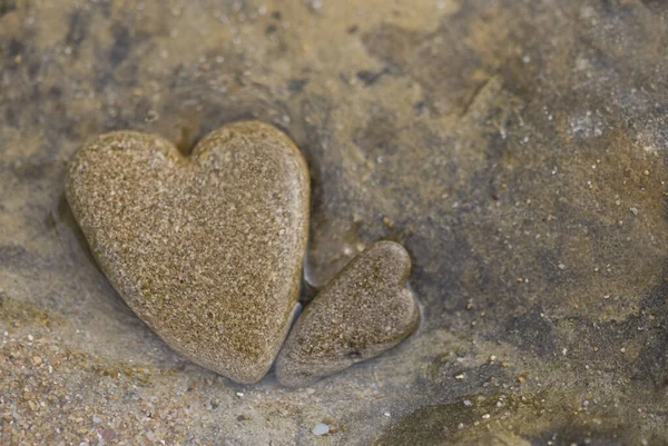 Coppia Ciottoli Forma Cuore Liscio Acqua — Foto Stock