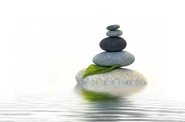 Kiegyensúlyozott Cairn Zöld Levél Tükröződik Vízben — Stock Fotó