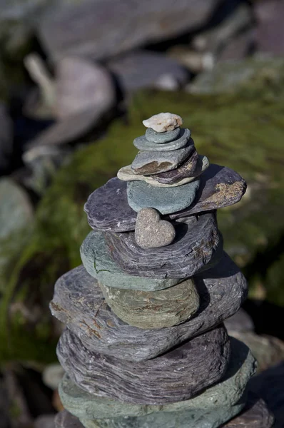 Cairn Galets Équilibrés Travers Des Rochers Colorés Sur Une Plage — Photo