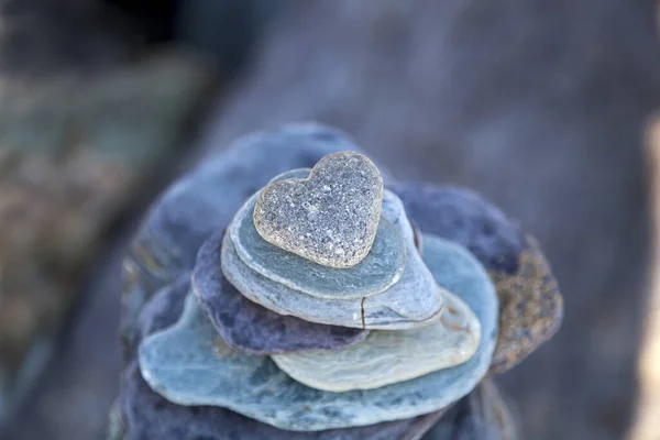 Pila Guijarro Gris Azul Con Piedra Forma Corazón Parte Superior —  Fotos de Stock