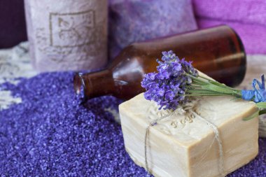 Hoş kokulu lavanta çiçekleri ve lavanta tuzu ile nostaljik hayat