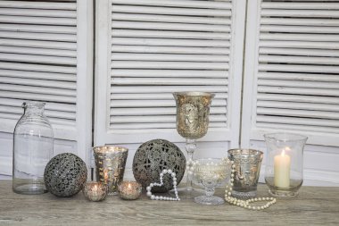 Beyaz, eski, ahşap panjurların ardında beyaz nesnelerle dolu nostaljik bir hayat.