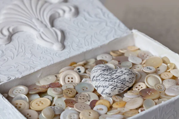 Nostaljik Düğmeli Bir Kutuda Kalbi Olan Klasik Bir Yaşam Tarzı — Stok fotoğraf