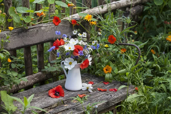 Bouquet Fleurs Été Dans Vase Vintage Blanc Sur Vieux Banc — Photo