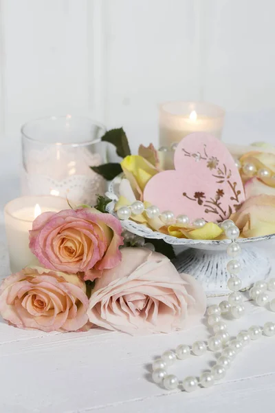 Romantyczna Róża Martwa Natura Sercem Świece Perłowy Naszyjnik Idealny Ślub — Zdjęcie stockowe