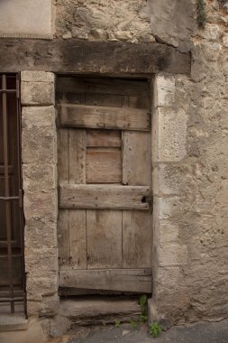 Fransa 'nın güneyindeki Provence Village' da tarihi bir evde eski ahşap kapılı yaz mevsimi manzarası