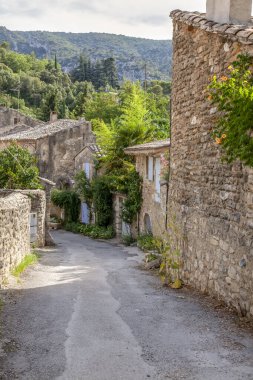 Fransa 'nın güneyinde Provence' de geleneksel evleri olan küçük antik bir köyde geleneksel mimari ve dar yolları olan tipik bir manzara.