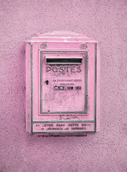 フランス語の書き込みとパステルピンクでフランス南部のプロバンスのヴィンテージメールボックス — ストック写真