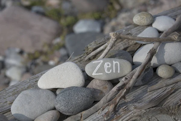Gladde Kiezelsteen Met Woord Zen Erop Geschreven Wat Drijfhout Minimalisme — Stockfoto