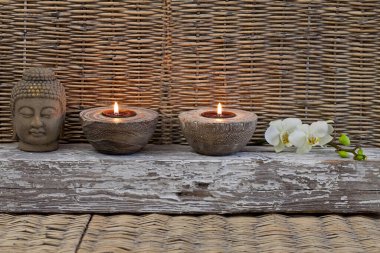 Zen tarzı, mum ışığı ve hasır boyunca Buda heykeli olan bir hayat. Duvar sanatı ya da ev dekorasyonu ürünleri için mükemmel.