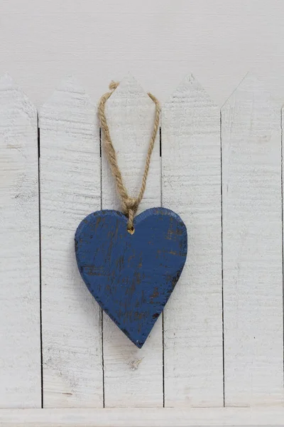 Valla Madera Blanca Con Corazón Colgante Azul Perfecta Para Una — Foto de Stock