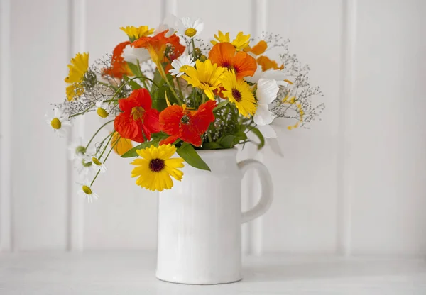 Seramik Kupada Sarı Turuncu Çiçek Buketi — Stok fotoğraf