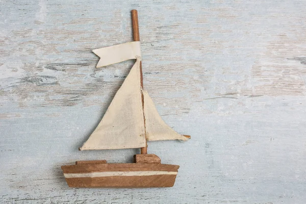 木製の背景に装飾的な帆船 — ストック写真