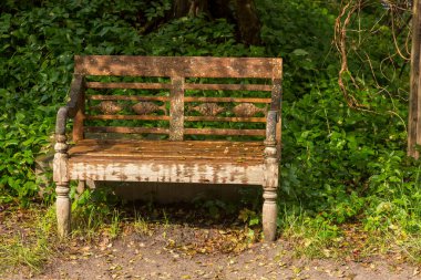 Almanya 'nın kuzeydoğusundaki Mecklenburg-Vorpommern' de Baltık Denizi kıyısı bölgesinde yakalanan balık süslemeleri bulunan rustik vintage bank
