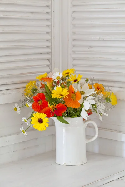Υπέροχο Μπουκέτο Λουλουδιών Μια Vintage Κεραμική Κούπα Λευκό Ξύλινα Πάνελ — Φωτογραφία Αρχείου