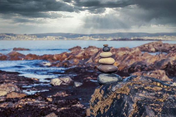 Quilate Piedra Equilibrado Algunas Rocas Costa Cornualles Con Cielo Dramático — Foto de Stock