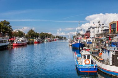 Almanya 'nın kuzeydoğusundaki Mecklenburg-Vorpommern' de Baltık Denizi kıyısı bölgesi, Rostock yakınlarındaki Warnemuende 'de teknelerin görüldüğü manzara