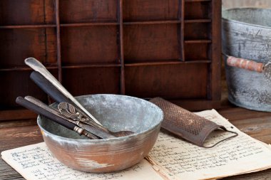 Nostaljik mutfak eski mutfak aletleri ve büyük büyükannemden bana miras kalan el yazısıyla yazılmış yemek tarifi kitabıyla dolu.