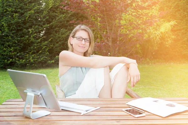 Businesswoman Working e In The Garden — Stock Photo, Image