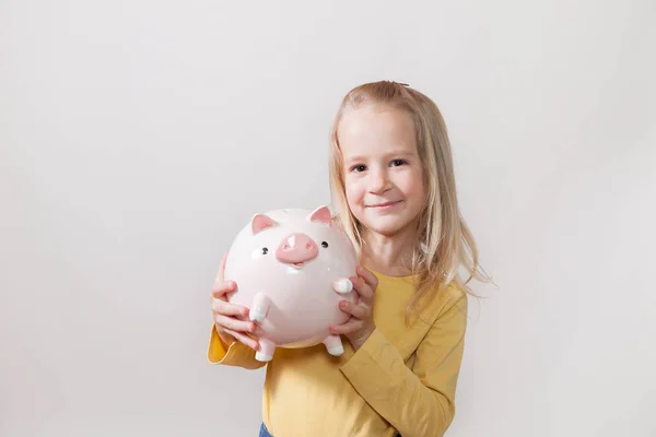 Vidám Lány Szőke Haj Piggy Bank Kezében — Stock Fotó