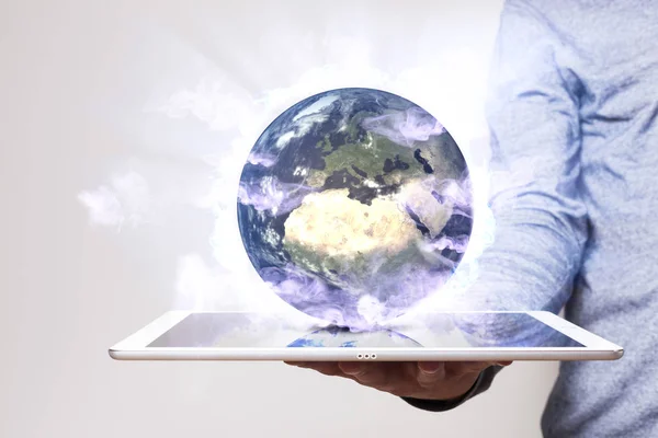 Man Met Tablet Wereldbol Met Mist Zonnestraal — Stockfoto