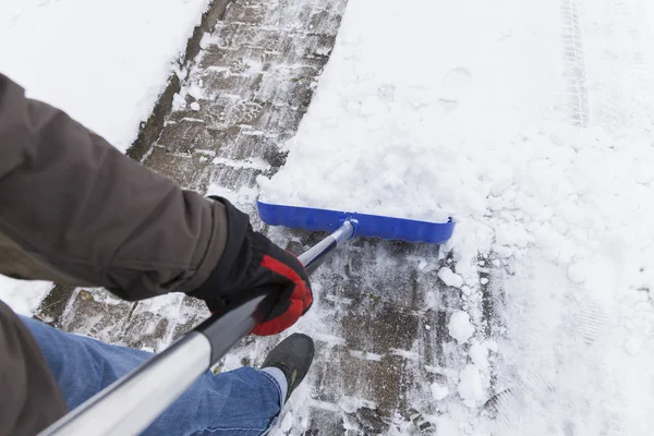 Mann Mit Schneeschieber Schaufeln Auf Der Auffahrt — Stockfoto
