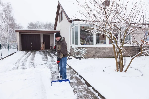 Hombre Con Palas Empujador Nieve Entrada —  Fotos de Stock