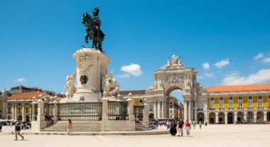 Portekiz 'in Lizbon şehrinde, Ticaret Meydanı' nda (Praca do Comercio) Rua Augusta Kemeri 'nin önündeki Kral Jose heykeli.