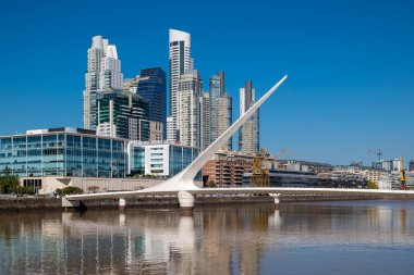 Puente de la Mujer asma köprüsü Buenos Aires, Arjantin, Güney Amerika 'da bulunan Rıhtım (Puerto Madero).