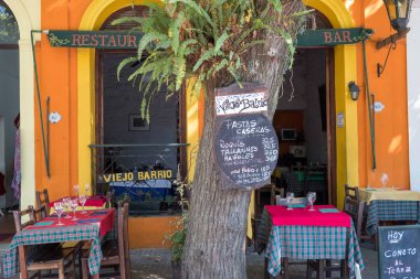  Colonia, Uruguay, Güney Amerika 'da bir kaldırım kafesi ve bar..