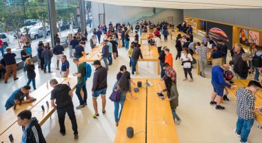 Müşteriler Apple Store, San Francisco, California, Usa 'da geziniyor..