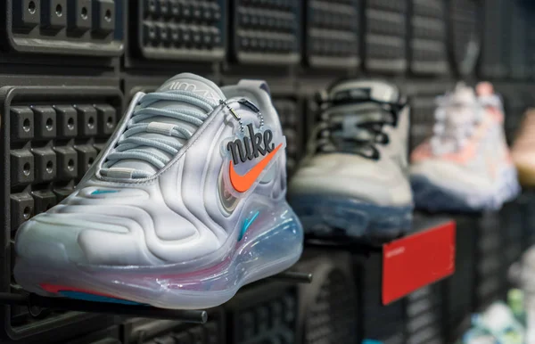 Nike ayakkabılarının mağazada sergilenmesi.