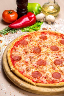 Lezzetli pizza, domates ve diğer malzemeler