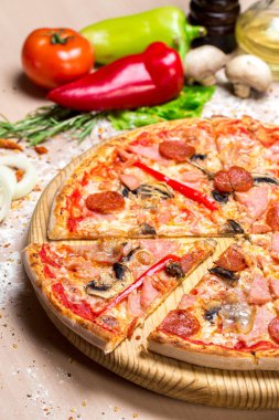 Lezzetli pizza, domates ve diğer malzemeler