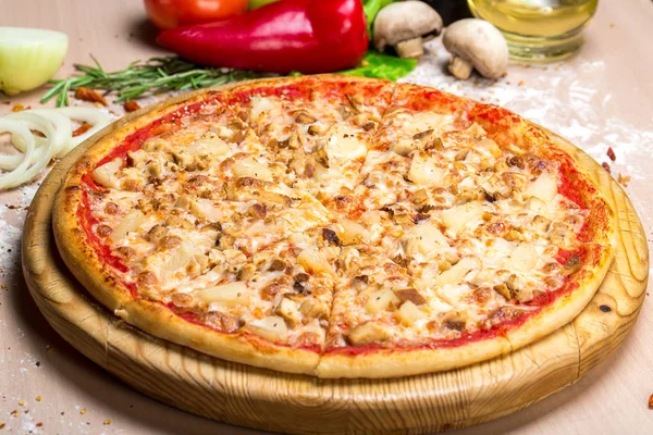 Sabrosa pizza, tomates y otros ingredientes — Foto de Stock