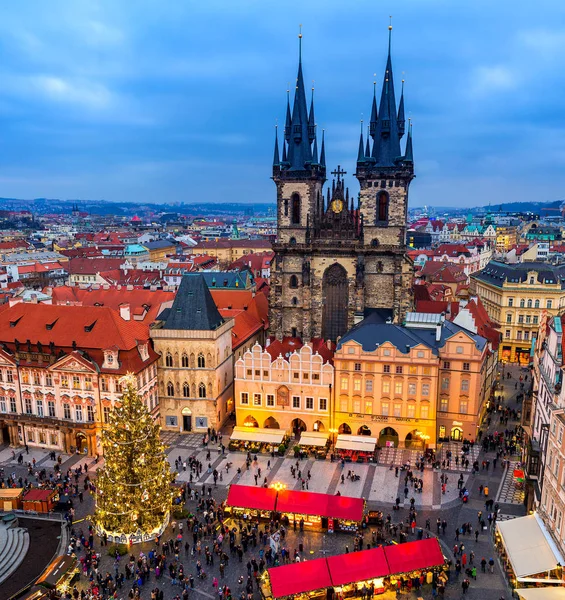 Plaza de la Ciudad Vieja y mercado de Navidad en Praga, República Checa . — Foto de Stock