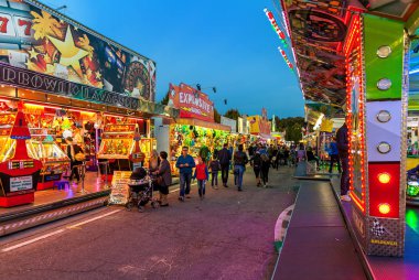 Luna Parkı'nda akşam Alba, İtalya.