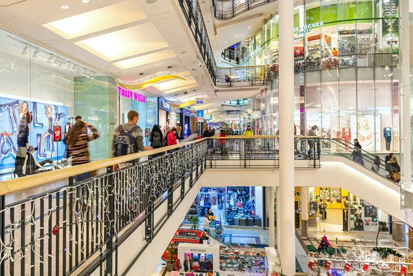 Palladium shopping mall interiör vy i Prag, Tjeckien. — Stockfoto