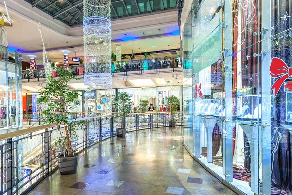 Palladium shopping center interiör vy i Prag. — Stockfoto