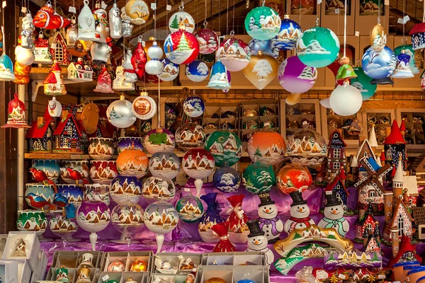 Christmas stall i Prag, Tjeckien. — Stockfoto