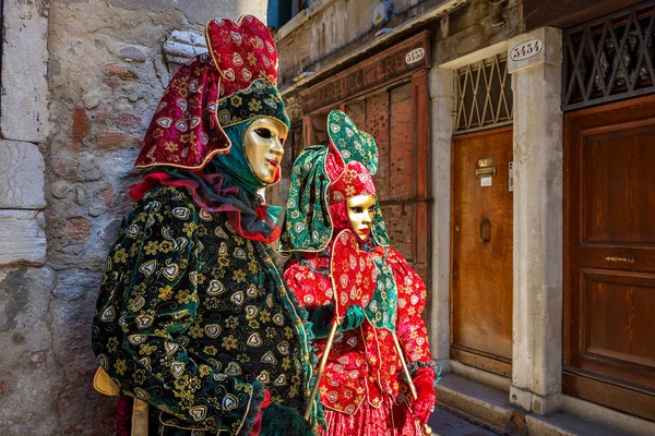 Par klädda i traditionella karneval dräkter i Venedig. — Stockfoto