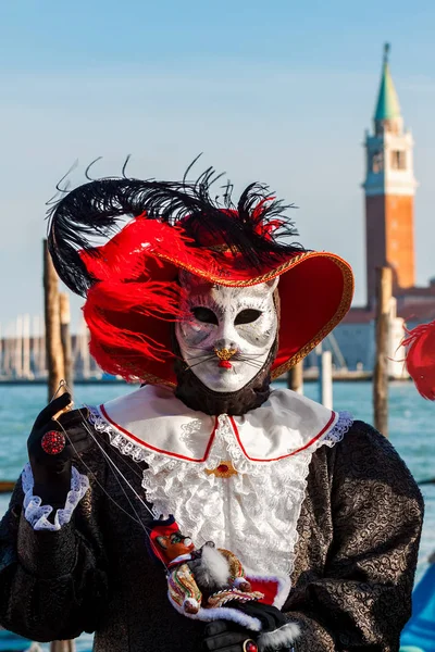Участник Венецианского карнавала в костюме кота . — стоковое фото