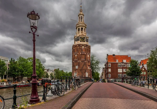Torre Montelbaanstoren bajo el cielo nublado en Amsterdam, Países Bajos —  Fotos de Stock