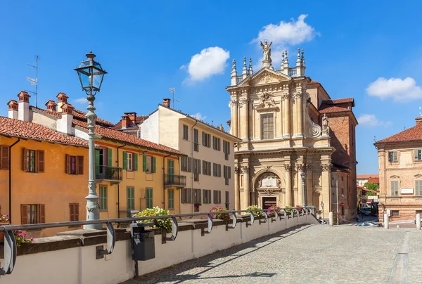 Colorful houses and church in Bra, Italy. — Stock Photo, Image