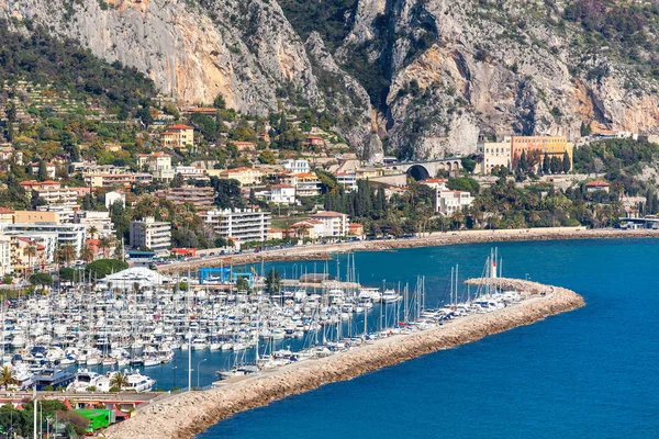 Bir Menton kıyı boyunca yat marinasıyla. — Stok fotoğraf