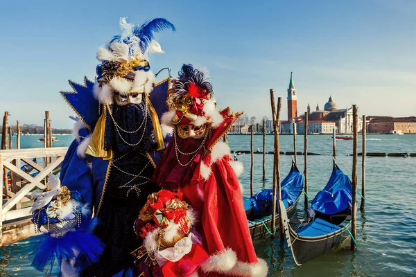 Kleurrijke carnaval kostuums in Venetië, Italië. — Stockfoto