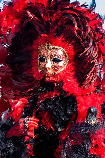 Röd karneval kostym och mask i Venedig, Italien. — Stockfoto