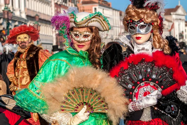 妇女在传统狂欢节服饰在威尼斯. — 图库照片